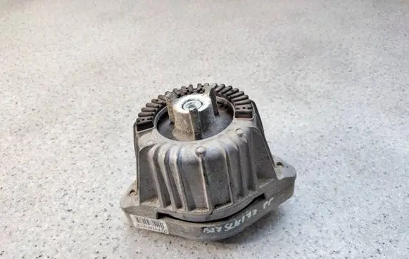 Engine mount bracket
