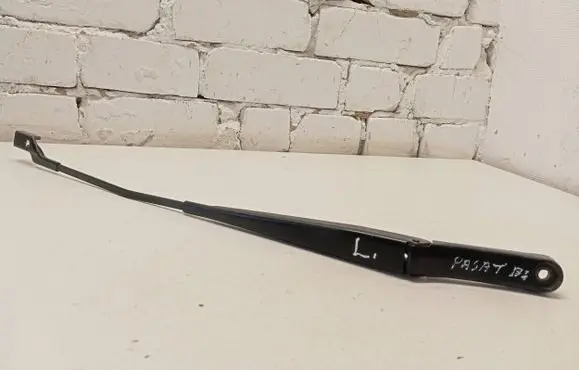 Volkswagen PASSAT B6 Front wiper blade arm 3C1955410B