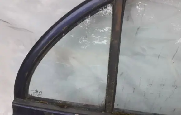 Hyundai Accent Rear vent window glass 