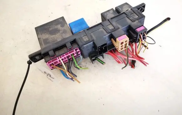 Volkswagen PASSAT B5 Fuse box set 8l0941822a