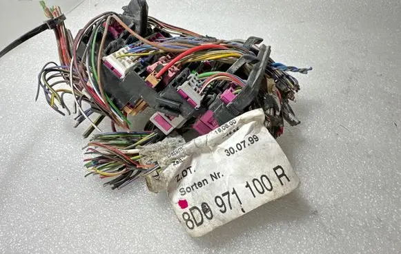 Audi A4 S4 B5 8D Fuse module 8D0937083