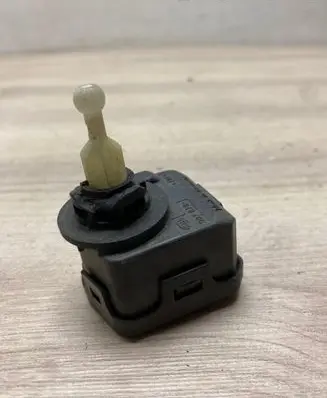 Headlight level adjustment motor