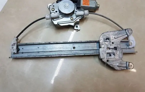 Nissan X-Trail T30 Rear door window regulator motor