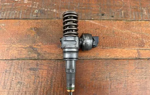 Volkswagen Transporter - Caravelle T5 Fuel injector 070130073R 0414720310