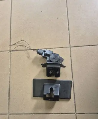 Toyota C-HR I Tailgate/trunk/boot lock/catch/latch 69321F4010