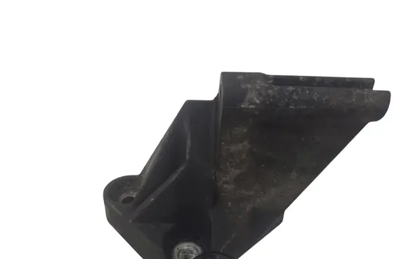 Engine mounting bracket