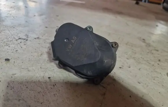 Volkswagen PASSAT B6 Throttle valve 03L129086V