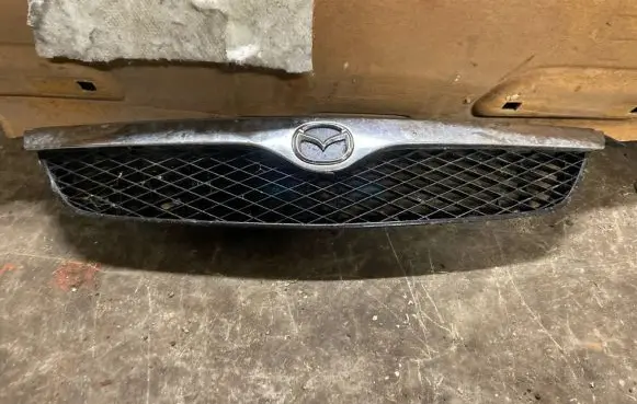 Mazda 323 F Front grill