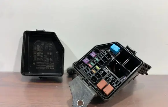 Toyota RAV 4 (XA50) Fuse module 8266242670
