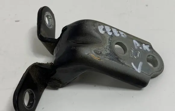 KIA Ceed Front door upper hinge