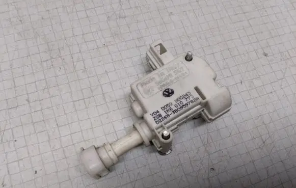 Volkswagen Golf V Central locking motor 1K6610773