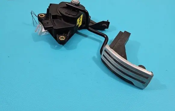 Accelerator throttle pedal