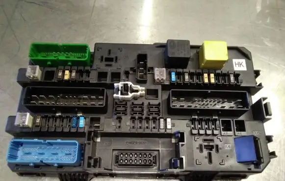 Opel Zafira B Fuse module 13206762HK 5DK00866932