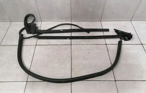 Ferrari FF Front door rubber seal 81361200
