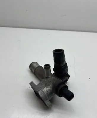 Volkswagen PASSAT B5.5 Engine coolant pipe/hose 038121133A
