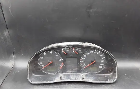 Volkswagen PASSAT B5 Speedometer (instrument cluster) 3B1919880 110008920