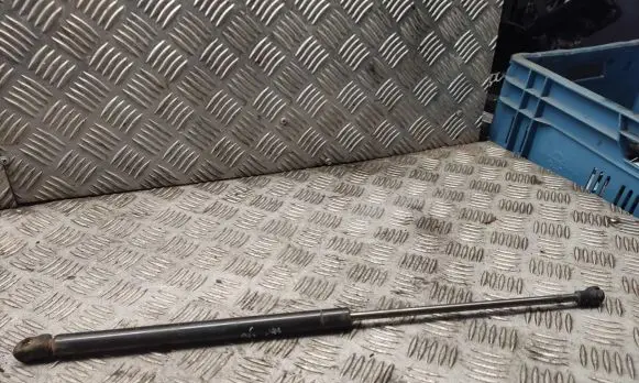 Volkswagen PASSAT B5.5 Tailgate strut 
