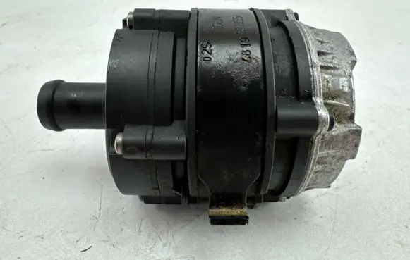 Volkswagen Golf VIII Electric auxiliary coolant/water pump 5Q0121093EM 04L965567