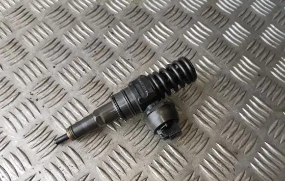 Volkswagen PASSAT B5.5 Fuel injector 0414720216 038130073BA