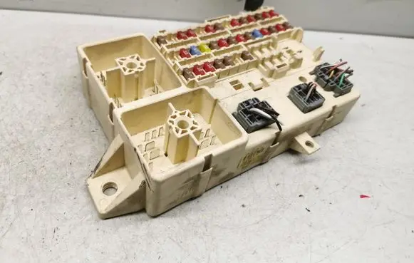 Jaguar S-Type Fuse module 6R8T14A067AA