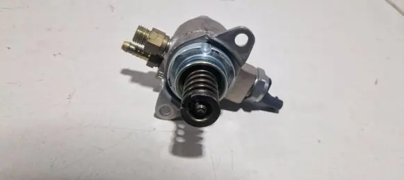 Volkswagen Beetle A5 Fuel injection high pressure pump 03C127026M