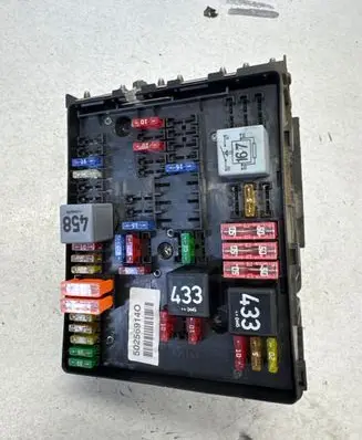 Volkswagen Touareg I Fuse module 502569140