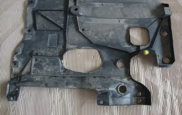 Center/middle under tray cover