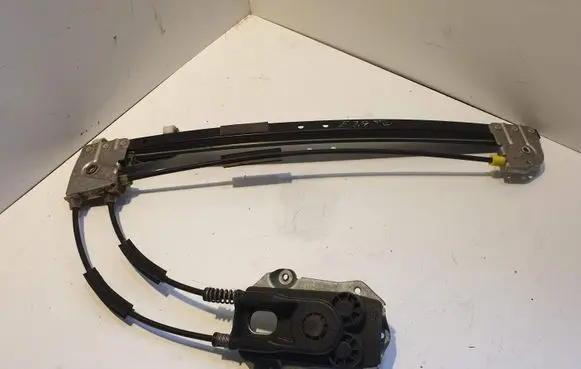 Rear door manual window regulator