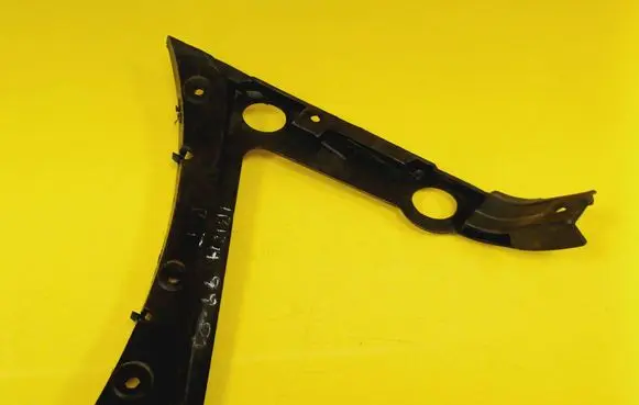 Rear bumper mounting bracket