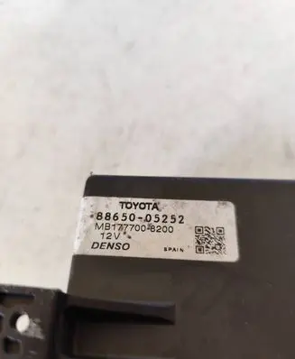 Toyota Avensis T270 Air conditioning/heating control unit 8865005252 MB1777008200