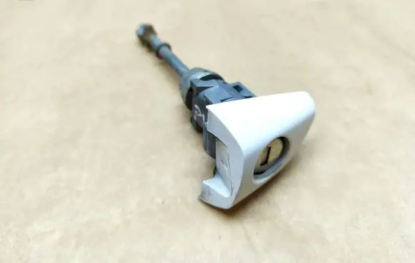 Peugeot 208 II Front door lock (next to the handle) 