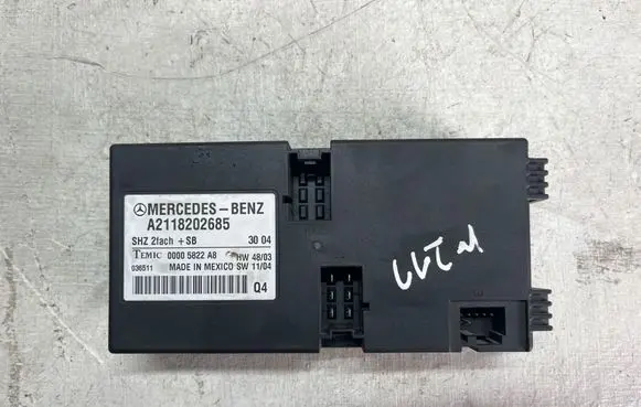 Mercedes-Benz E W211 Seat control module A2118202685 00005822A8