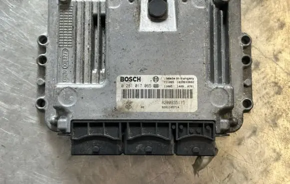 Opel Vivaro Engine control unit/module 8200935115 8201105714 0281017065