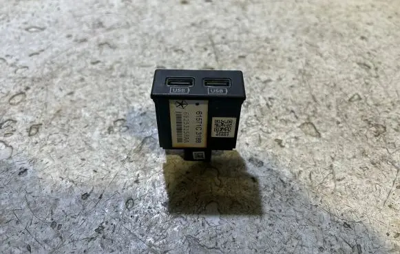 Dodge Charger USB socket connector 68253158AA 61571C3188