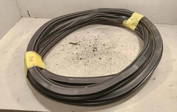 Audi Q7 4M Front door rubber seal 4M0821721A