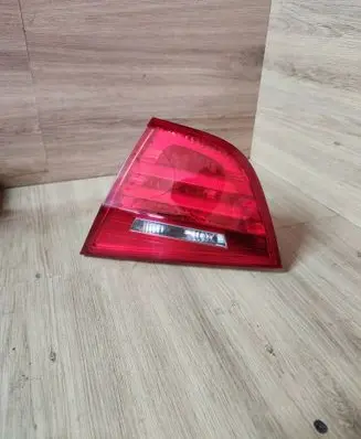 Tailgate rear/tail lights