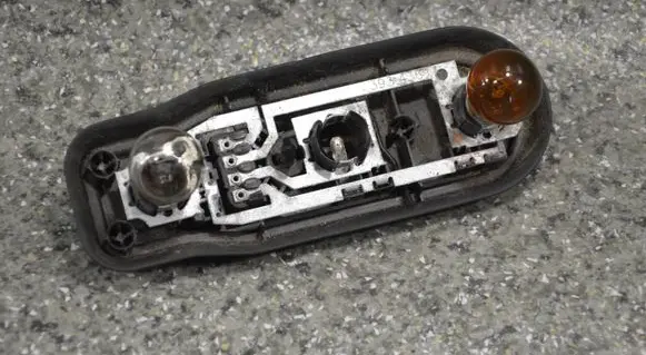 BMW 5 E39 Tail light bulb cover holder 2496339
