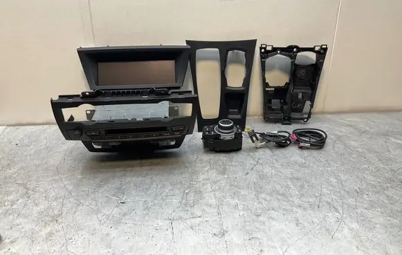 Radio/CD/DVD/GPS head unit