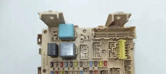 Toyota Avensis T250 Fuse module 8264105030 TOYOTA8264105030