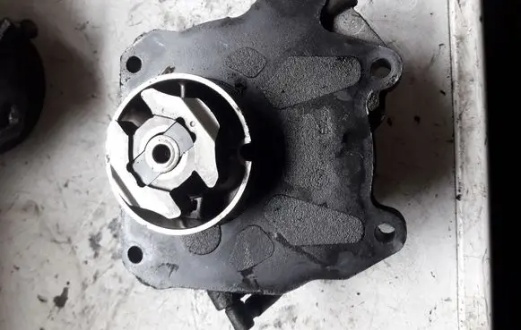 Opel Vectra C Vacuum pump