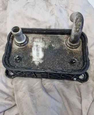 Volvo V70 Engine oil radiator 8677973 7119A 5371