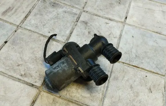 BMW 3 E46 Coolant heater control valve 64118369805 1147412144