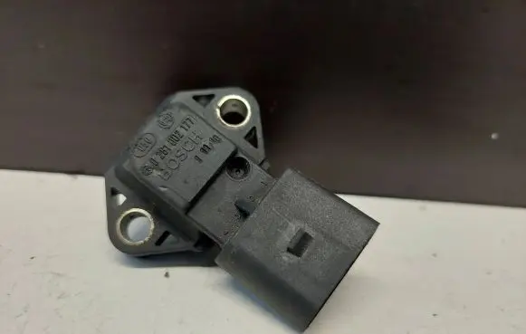 Audi A4 S4 B5 8D Air pressure sensor 0281002177