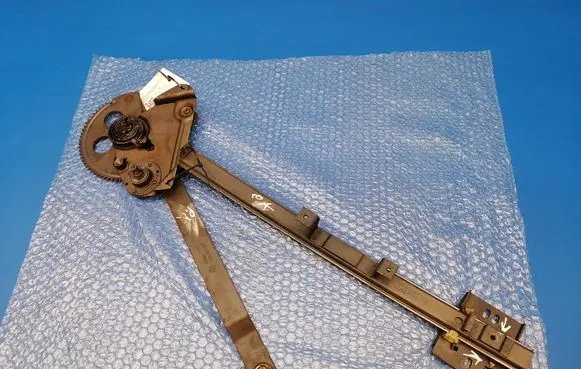 Volkswagen K70 Front door manual window regulator 481837403