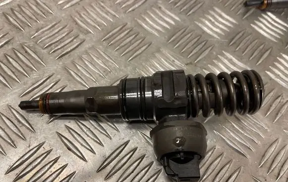 Volkswagen PASSAT B6 Fuel injector 038130073AG 0414720215