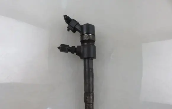 Opel Zafira B Fuel injector 0445110276