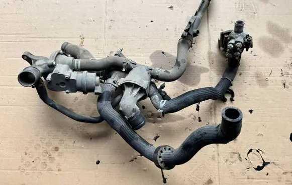 Renault Trafic III (X82) Thermostat/thermostat housing 110600686R