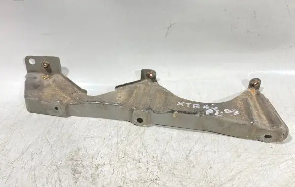 Nissan X-Trail T31 Front splash guards bracket 