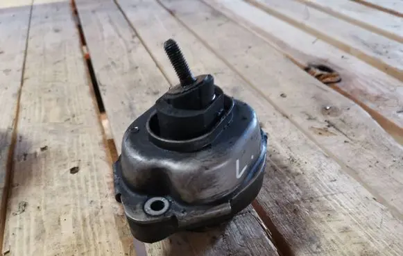 BMW X3 E83 Engine mount bracket