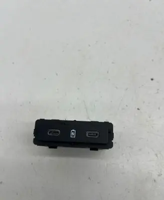 Renault Austral USB socket connector 284H35397R DQ13410592